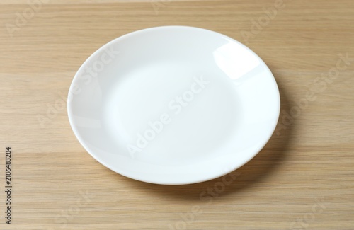 Foto White empty plate on wooden background