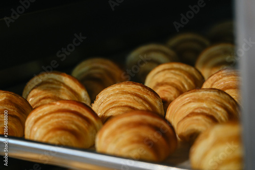 Canvastavla Rows of fresh hot butter croissants straight from the oven on baking sheet