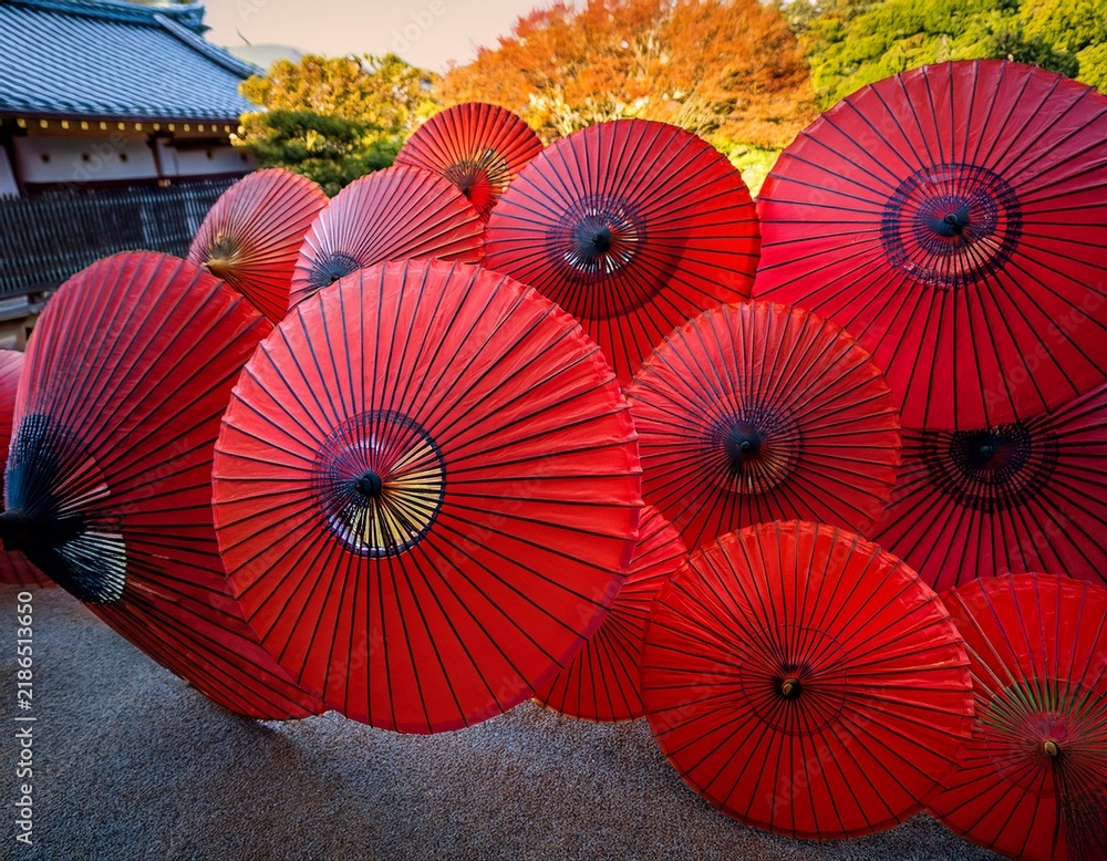 Obraz premium red paper parasols on display arashiyama kyoto japan
