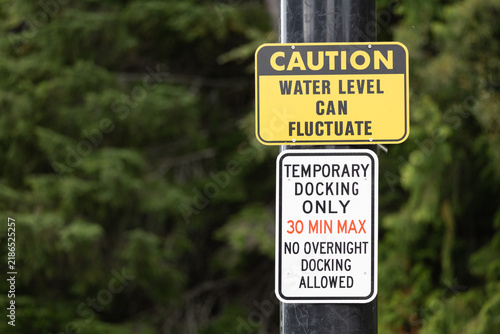Konstfotografi Caution Sign Warning That Water Level Can Fluctuate at Dock