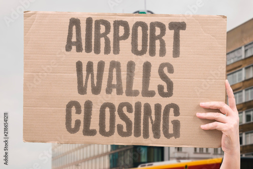 Fotografie "Airport walls closing" Passenger feels trapped or panicked in enclosed terminal spaces with crowded conditions