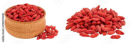 Obraz na plátně Dried goji berries in wooden bowl isolated on white background