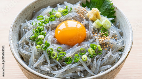 鮮度抜群！卵黄と薬味を添えた生しらす丼のクローズアップ