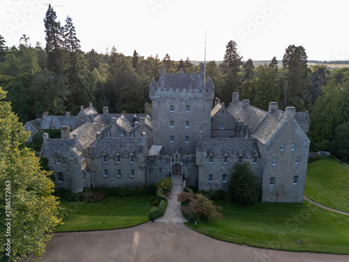 Foto Elevated close aerial drone shot of historic Cawdor Castle front facade, stone c