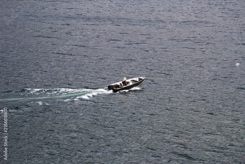 Foto Small Motorboat Underway On Small Lake With Wake
