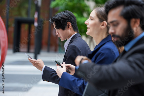 Foto A multiethnic business team of three colleagues explain a route while pointing p