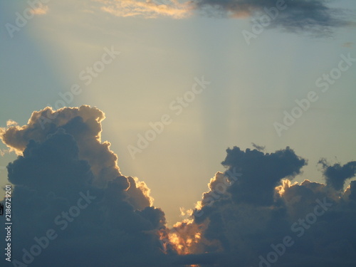 Obraz na plátně Céu pálido com nuvens ao crepúsculo