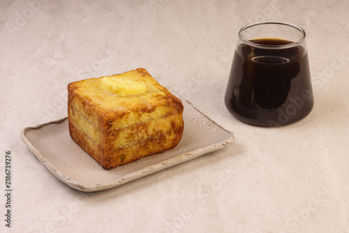 Foto Hong Kong French Toast is a decadent café-style treat made with soft bread, often filled with peanut butter or kaya, dipped in egg, and deep-fried until golden