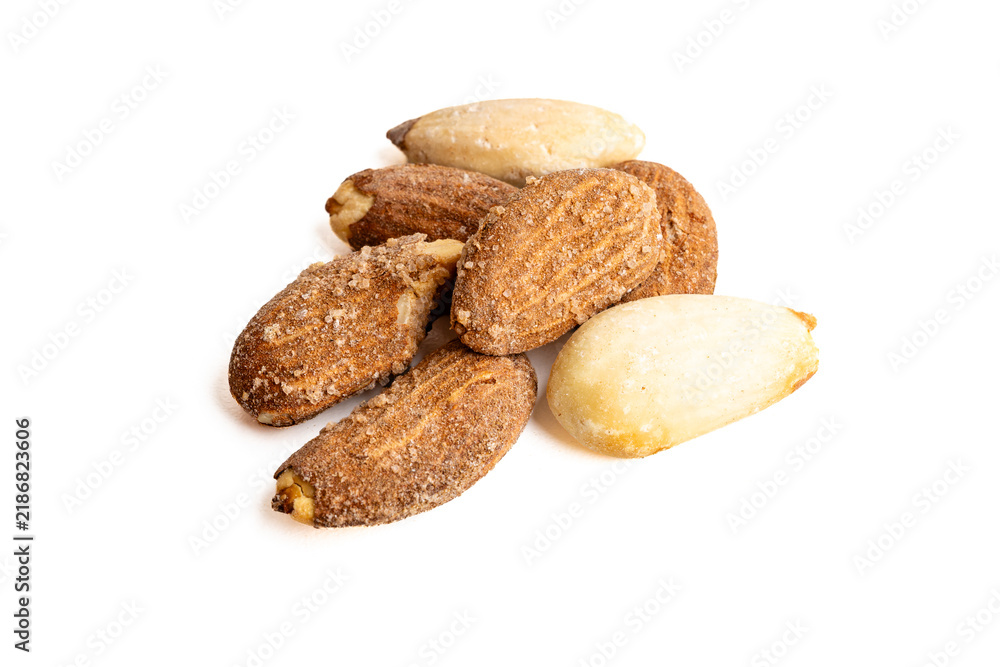 Obraz premium Studio photographs of roasted almonds on a white background.
