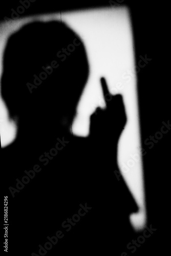 Фотография Close up black and white shadow of portrait a man with middle finger hand gestur