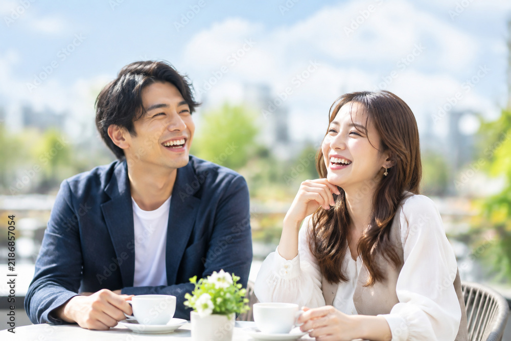 © maaagram - テラスカフェで笑い合う日本人カップルのデートシーン © maaagram - テラスカフェで笑い合う日本人カップルのデートシーン