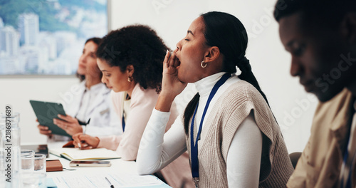 Foto Meeting, woman and yawn in office, tired or low energy at tedious training workshop for business