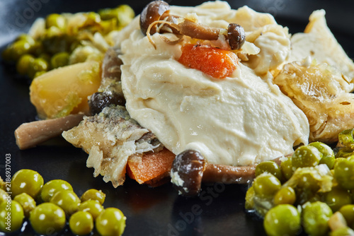 Foto Fish stew made from shiitake mushrooms palamida and green peas