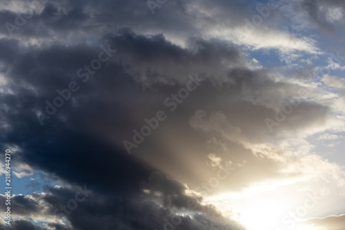 Foto Dramatic sky filled with storm clouds and bright ethereal light breaking through