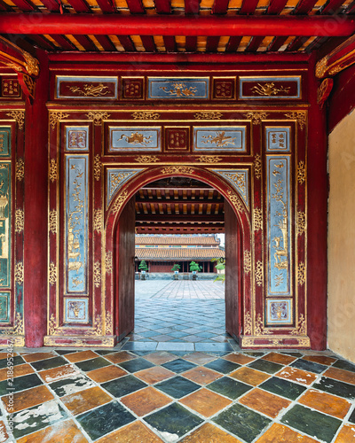 Fotografie The intricately decorated Hien Duc Gate, the main entrance to the ritual area of