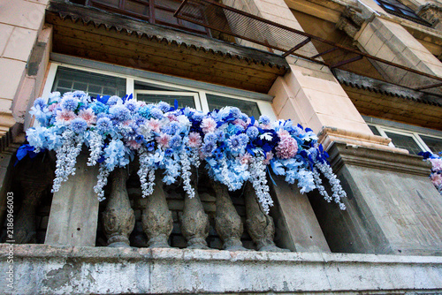 Foto lush cascading garland of light and dark blue artificial wisteria adorns window