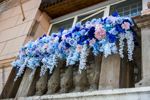 Foto lush cascading garland of light and dark blue artificial wisteria adorns window