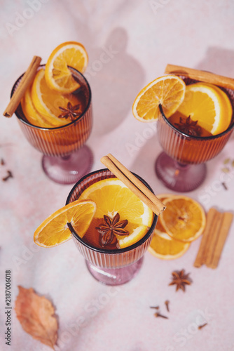 Cuadro en lienzo White mulled wine with orange slices and cinnamon sticks in glasses