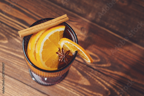 Fotografía White mulled wine with orange and cinnamon on a rustic wooden table