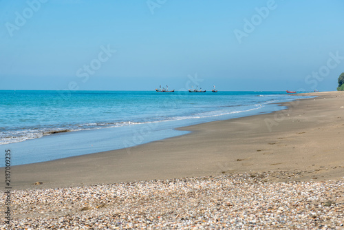 Canvastavla Crushed Seashell Beach Leading to Turquoise Ocean and Distant Fishing Boats