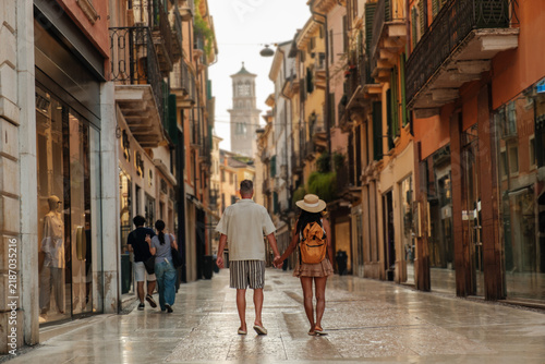 Obraz na plátne Couple strolling through the charming streets of Verona, Italy on a sunny aftern
