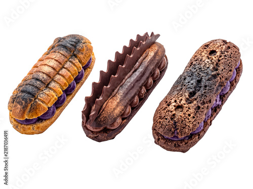 Foto Three spooky Halloween eclairs with dark chocolate exteriors and vibrant purple cream filling