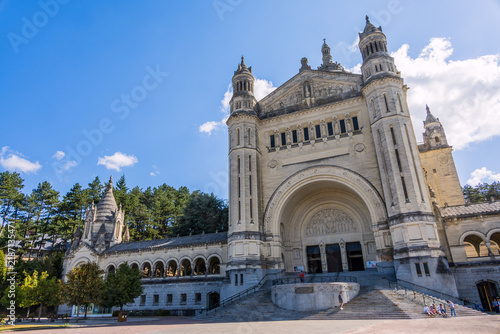 La Basilique Sainte-Thérèse de Lisieux, lieu de pèlerinage, en France