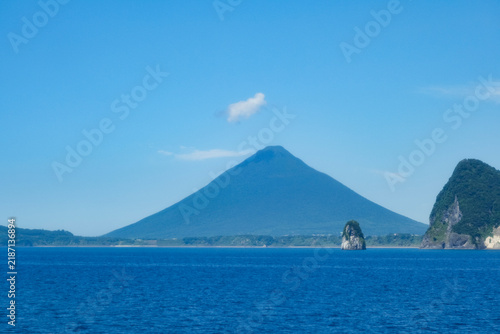 鹿児島湾の海上から見る開聞岳