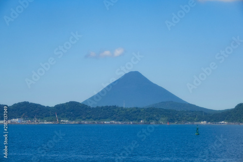 鹿児島湾の海上から見る開聞岳