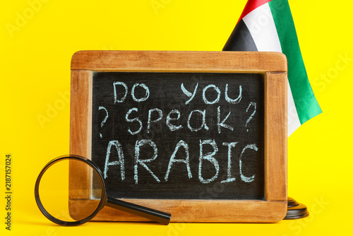 Foto Language learning and education, do you speak Arabic written on a chalkboard wit