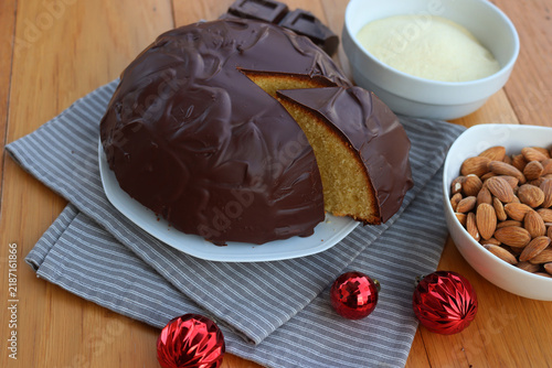 Bild auf Leinwand Cut Italian traditional sweet cake called Parrozzo made with almonds and semolin