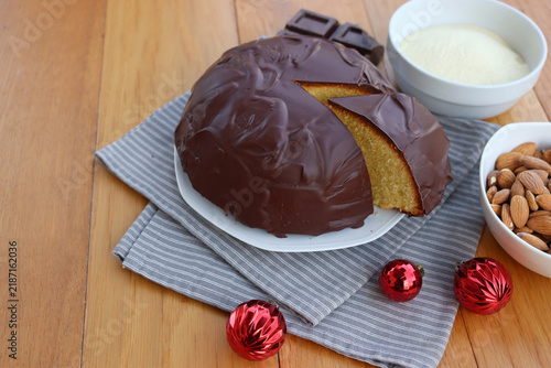 Bild auf Leinwand Cut Italian traditional sweet cake called Parrozzo made with almonds and semolin