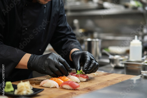 mani chef che prepara sushi 