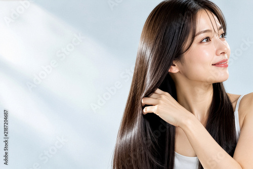 Plakat 艶やかなストレートヘアに触れる女性の横顔