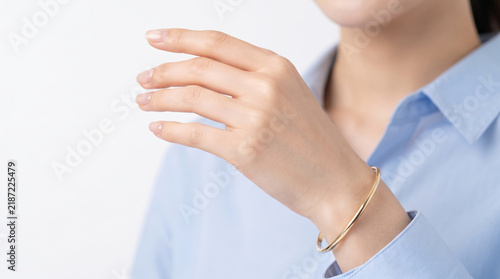 Plakat w ramie 手元を華やかに彩るゴールドバングルを身につけた女性の手