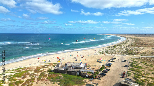 Vista aerea di Kite Beach con kitesurf, Isola di Sal, Capo Verde