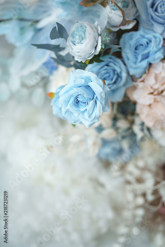 Quadro su tela Light blue and pastel pink floral arrangement with decorative butterfly wings on
