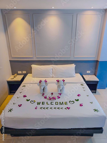 Foto Hotel Room Decorated single double bedroom with nice white bed sheets purple decorative colours
