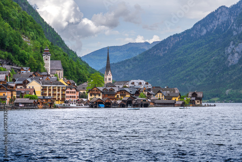 Obraz na płótnie Panoramic view of the traditional village of Hallstatt and the reflective lake i
