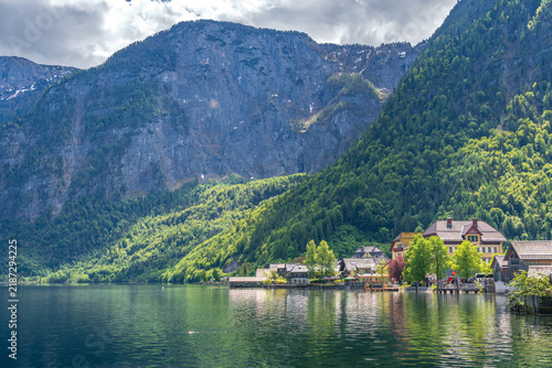Foto Panoramic view of the traditional village of Hallstatt and the reflective lake i