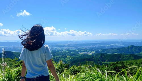 Obraz w ramie 展望台から景色を眺め両手を広げる女性