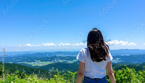 Tapety artystyczne 展望台から景色を眺め両手を広げる女性