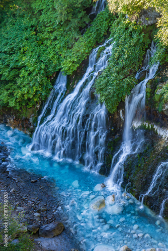 фотографія 夏の北海道、美瑛町の白ひげの滝と美瑛川
