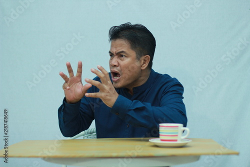 Canvastavla Angry adult man gesturing with both hands and shouting, expressing frustration and strong emotion