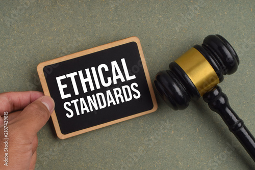 Fotografie Legal ethics concept featuring a judge's gavel and a card labeled Ethical Standards, representing professional integrity, judicial responsibility, fairness, law, justice, and ethical decision making
