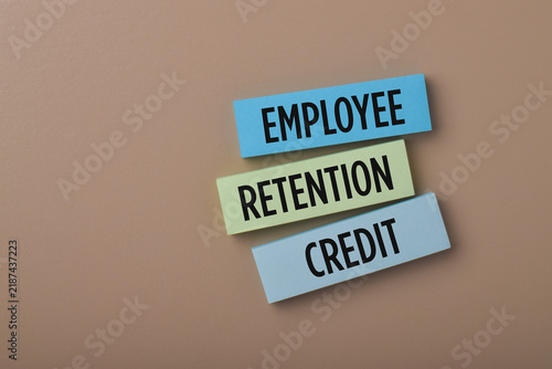 Foto Colorful paper labels displaying employee retention credit, representing workforce support, employment incentives, business finance, and staff retention concepts
