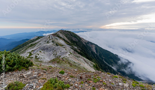 Foto Sunrise Light on White Scree Ridge Trail Above Clouds, Hakuba, Japan Alps