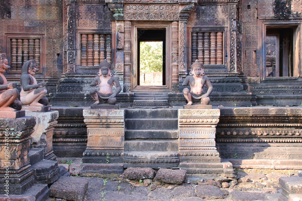 Obraz premium ruined buddhist and hindu khmer temple (banteay srei) in angkor in siem reap in cambodia 