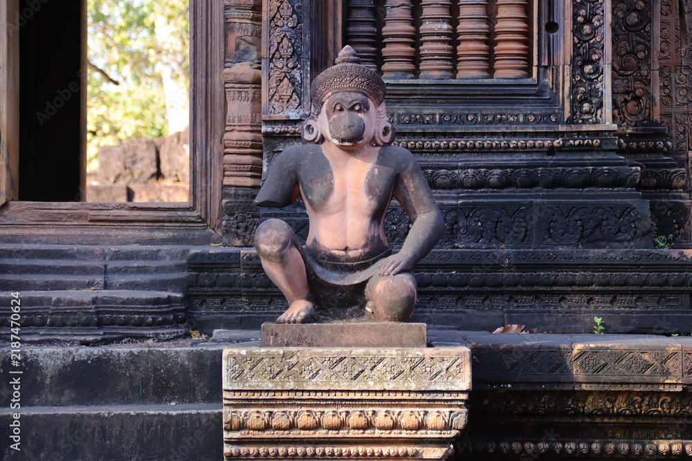 Obraz premium ruined buddhist and hindu khmer temple (banteay srei) in angkor in siem reap in cambodia 