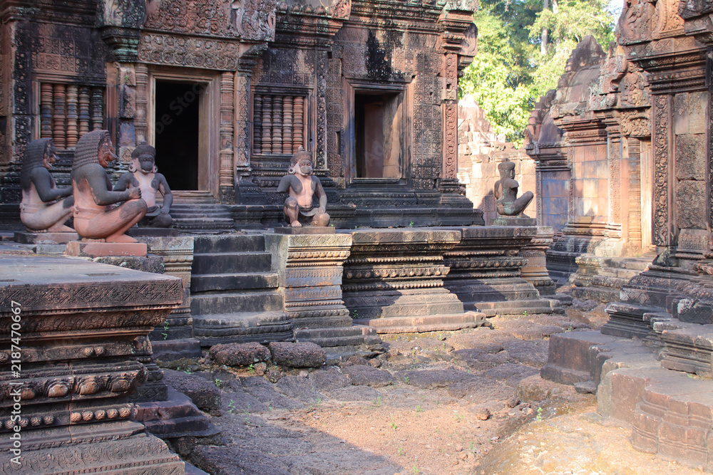 Obraz premium ruined buddhist and hindu khmer temple (banteay srei) in angkor in siem reap in cambodia 
